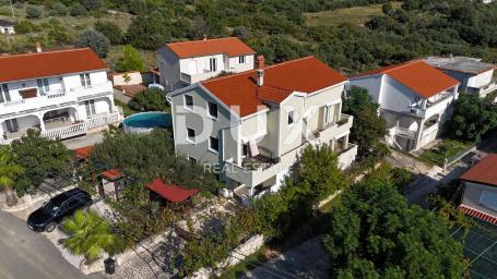 OTOK RAB, BANJOL - Odlična kuća s okućnicom i pogledom na more