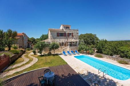 Surroundings of Poreč, autochthonous Istrian holiday house, spacious garden