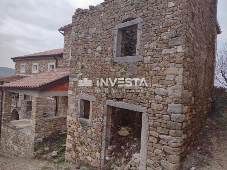 Motovun, Stone house in the old town center with building permit