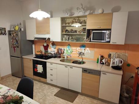 Pula center, two-room apartment on the 1st floor, 68 m2, garage