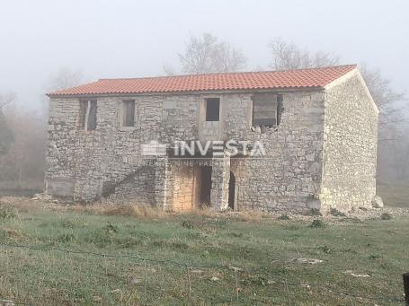 Poreč area, old Istrian house with a property of 52,800 m2