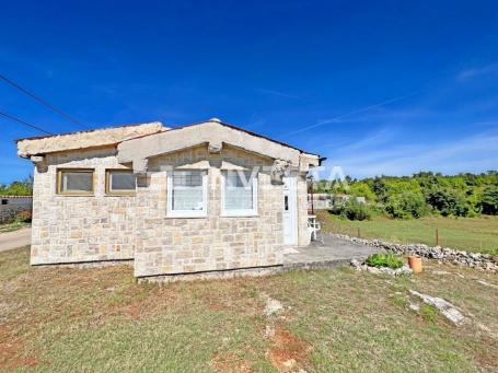 Marčana surroundings, small house on construction land, near the sea