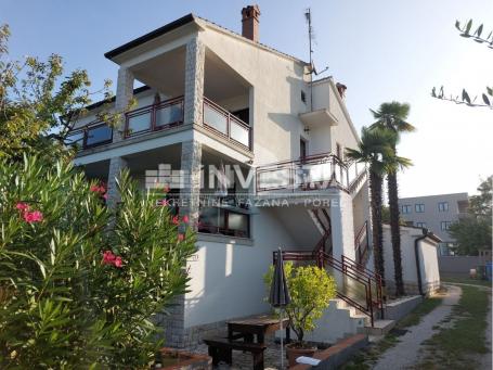 Poreč, geräumiges Haus in toller Lage mit Meerblick, 3 Wohnungen