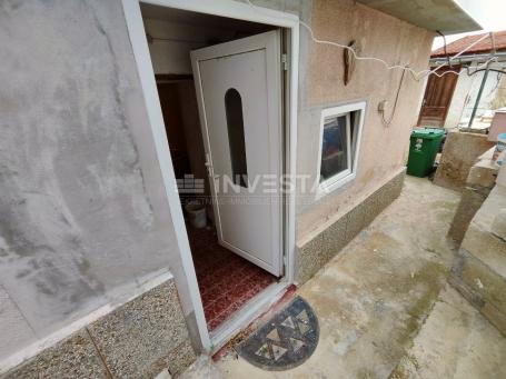 Pula, Šijana, apartment for renovation of 39 m2 with 128 m2 yard