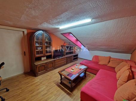 Pula, spacious three-room apartment with potential in the old town