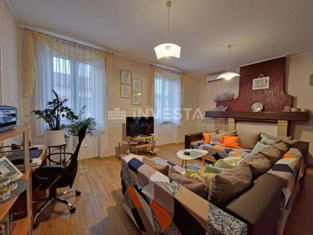 Pula center, spacious four-room apartment with tavern and garage