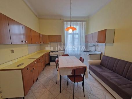 Spacious apartment in the wider center of Pula, 3 bedrooms + bathroom, garage