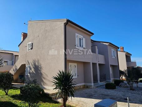 Medulin, semi-detached house with two apartments, 200 m from the sea