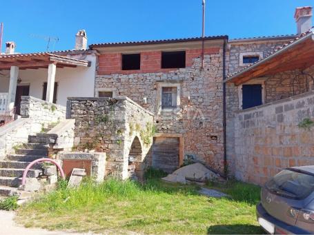 Surroundings of Poreč, stone house in a row for renovation with 250m2 garden