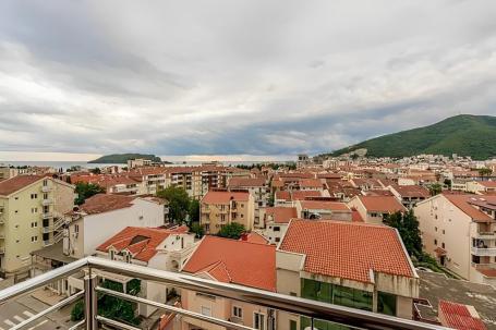 Dvoetažni stan sa 2 spavaće sobe i panoramskim pogledom na more u centru Budve