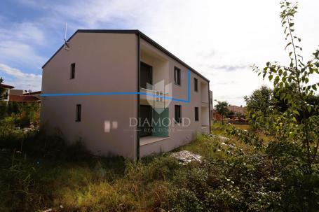 Poreč, surroundings, apartment in a new building with a garden