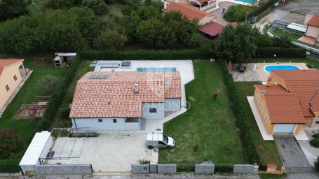 Modernes einstöckiges Haus mit Swimmingpool