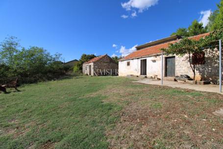 Slivnica - a detached house with an auxiliary facility