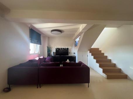 Zadar, penthouse sa krovnom terasom blizu centra