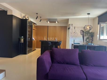 Zadar, penthouse sa krovnom terasom blizu centra