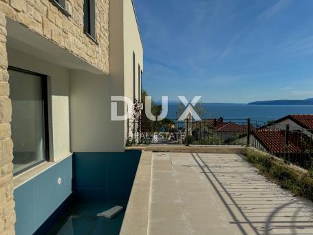 OPATIJA, LOVRAN – Exklusive zweistöckige Wohnung mit privatem Pool, nur 150 Meter vom Strand entfern