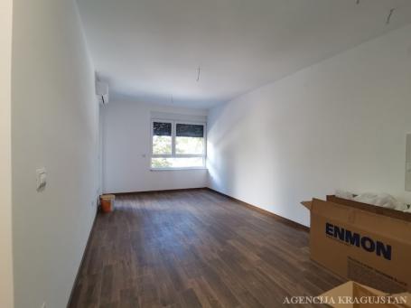 Izdavanje, Stan, 42. 85m2 , Centar