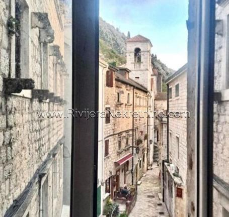 Prodaje se jednosoban stan Stari Grad Kotor