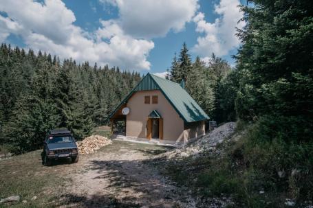 Prodaja vikendice 140 m² na placu 650 m² – Žabljak, 3 minuta od centra, direktan pristup sa magistra