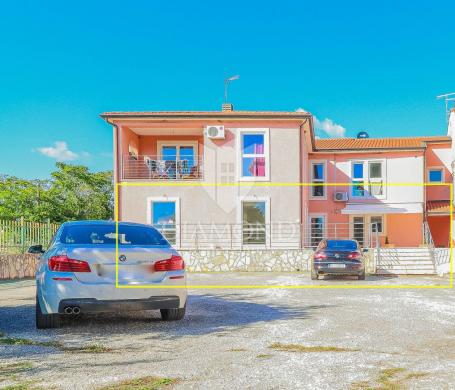 Novigrad okolica! Prizemlje kuće poslovno stambene namjene!