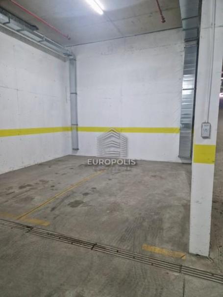 Više parking mesta između Cara Dušana i Ugrinovačke ID#7984