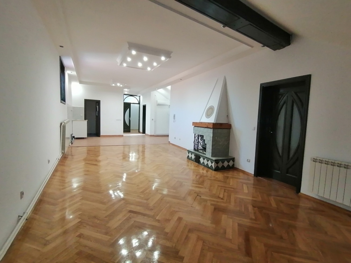 Izdaje se stan na dve etaže 227m2 kao poslovni prostor - centar. 
