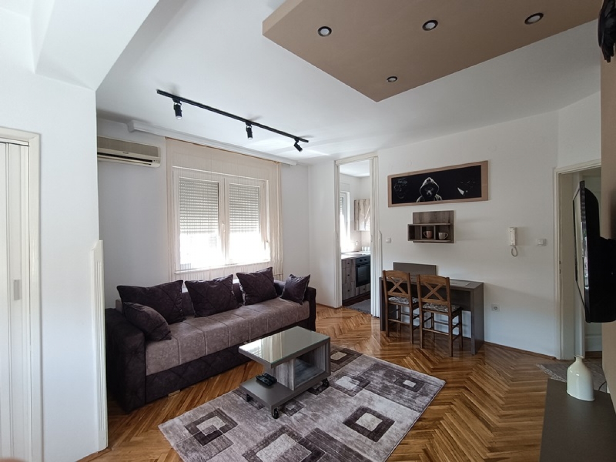Renoviran odličan dvosoban stan 44m2, parking - Žitni trg