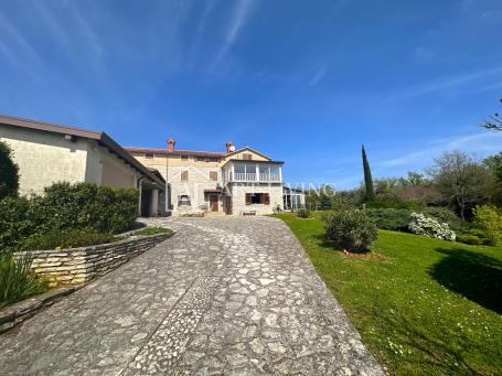 Istra, Novigrad, okolica - imanje od 10.000 m2 sa prostranom kućom u istraskom stilu