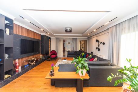 Luksuzan penthouse 195m2 + garaža, Pobrežje – Podgorica