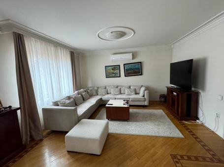 Lepa, funkcionalna kuća 240m2 u mirnoj zoni šireg centra- retko u ponudi
