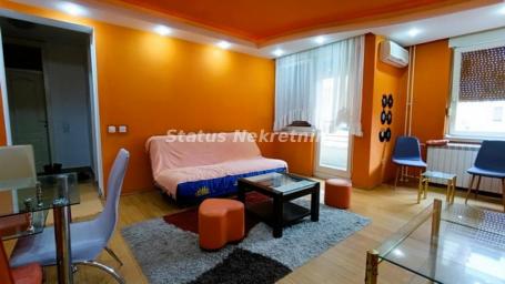 Bulevar-Uknjižen Lep Dvosoban stan 53 m2 na četvrtom spratu preko puta Futoške Pijace-065/385 8880