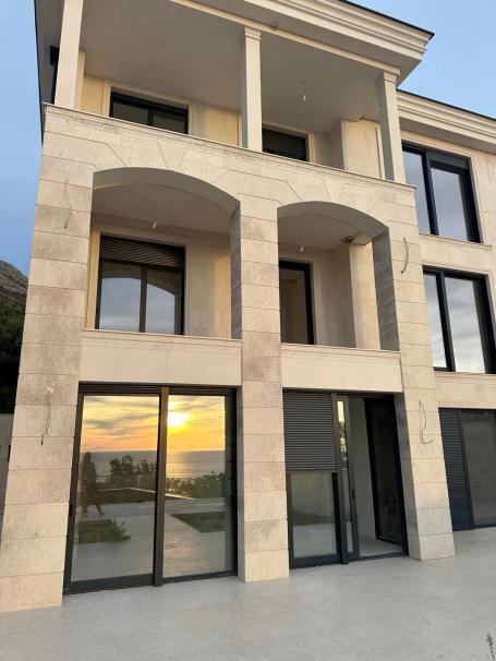Nova luksuzna Vila sa Pogledom na More i Bazenom u Reževićima, Budva