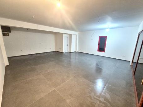 Poslovni prostor, 54m2, Momisici, PRODAJA