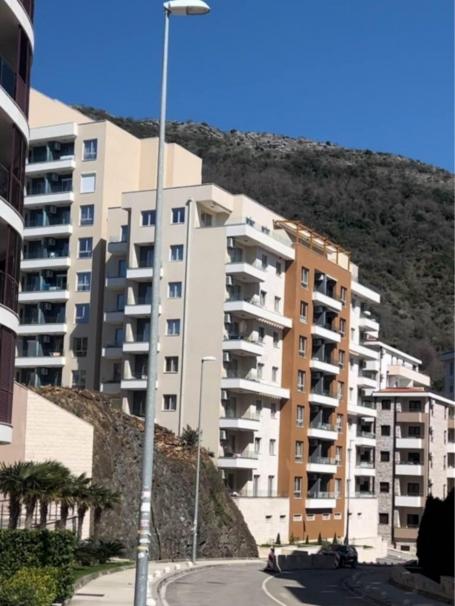 Moderan dvosoban stan na prodaju u Bečićima (Budva)