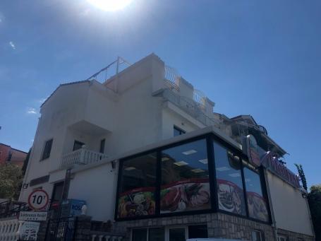 Izdaje se poslovni prostor 160m² – Kamenovo, pored magistrale | Opremljen za supermarket, (NA DUZI P