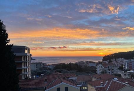 Nov luksuzan trosoban stan 152m² sa 3 terase i panoramskim pogledom na more-Petrovac, Budva
