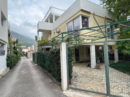 Spacious house and apartments for rent in Sutomore. 