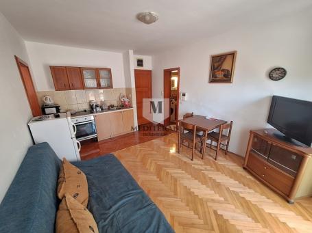  Igalo, jednosoban stan površine 33m2 + 20m2 terase u stambenoj zgradi. 