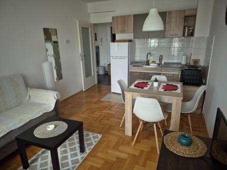 Izdajem stan pored pijace Boško Buha