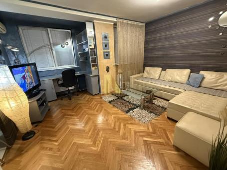 TOP LOKACIJA - Nova Detelinara 45m2 + DVORIŠNI PARKING