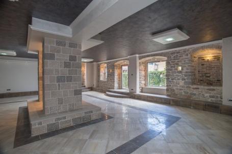 Renoviran Poslovni Prostor u Centru Herceg Novog - 102m2 (izdavanje na duzi period)