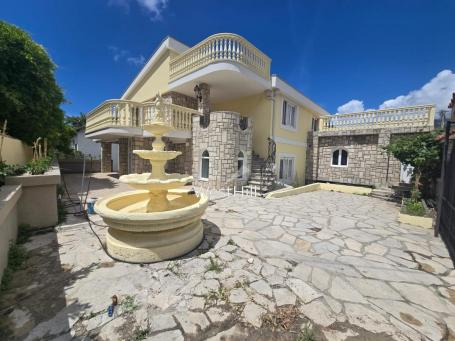 Prostorna, legalna kuća u Baru sa velikim potencijalom
