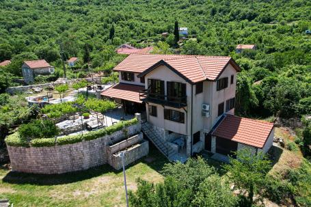 Exclusive Modern House with Authentic Character, Wine Cellar and Panoramic Views