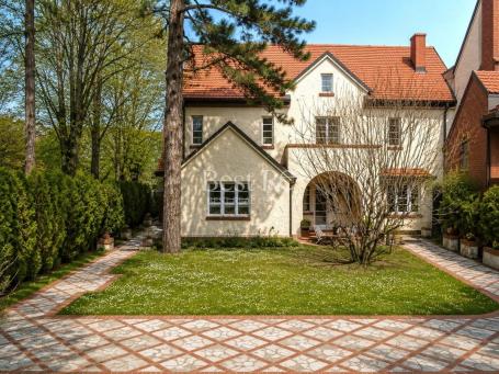 Porodična vila sa divno uređenim dvorištem