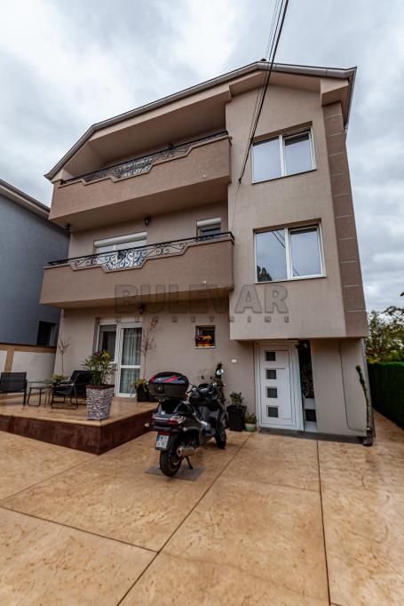 Luksuzna porodična kuća, 290m2, Ledena Stena
