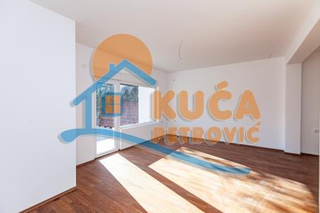Stan, 68m2 sa pripadajućim delom dvorišta oko 20m2, iznad hotela Marica