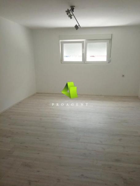 Porodična kuća bez ulaganja na Panteleju ID#8504