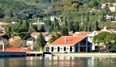 Vila na obali s privatnom plažom i molom u Đenovićima, Herceg Novi