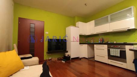 Moderno renoviran 2.0 stan kod Đeram pijace–40m². 
