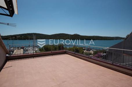 Tisno, ekskluzivna apartmanska kuća prvi red do mora s panoramskim pogledom i brodicom